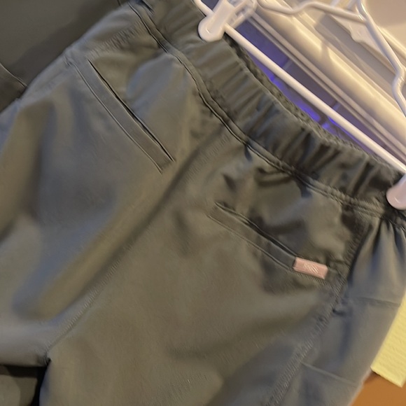 Figs set small stretchy waist with material tie joggers XS top . - Picture 10 of 12